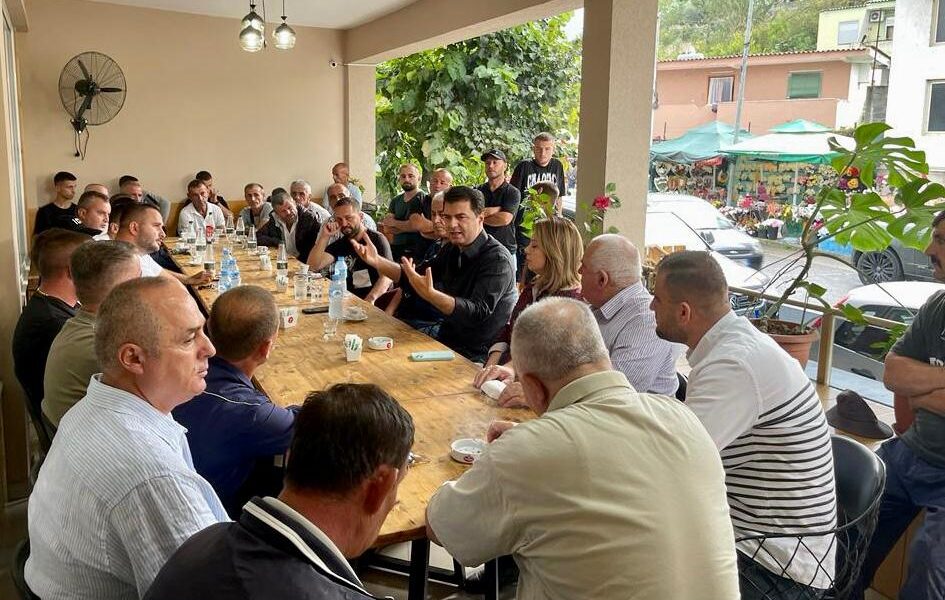 Turi i takimeve me qytetarë, Basha konsumon kafen e mëngjesit me banorët e Tufinës