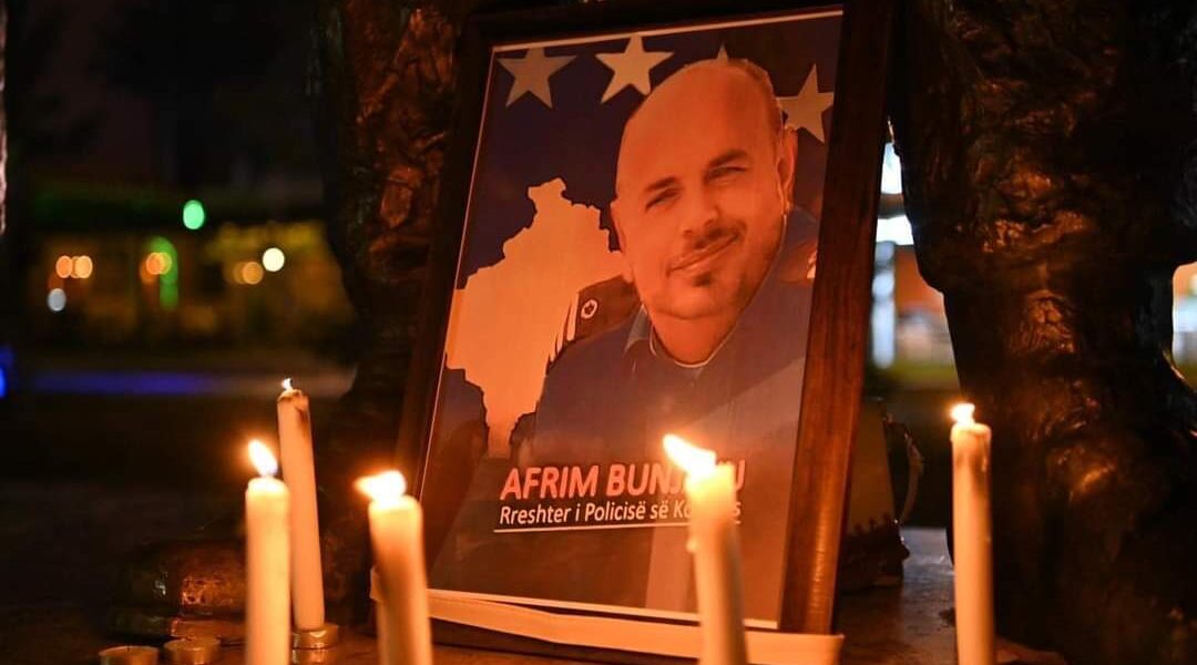 Kryetari i PD, Lulzim Basha, nderon ditën e zisë për policin e vrarë në Kosovë