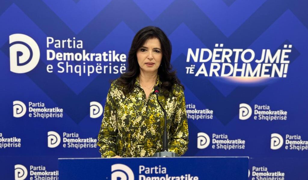 Zëdhënësja e PD, Mirela Karabina: Sali Berisha sot duhet t’u tregonte shqiptarëve pse në njërën anë bën sikur bllokon Kuvendin, në anën tjeter i çon deputët në komisionet parlamentare online