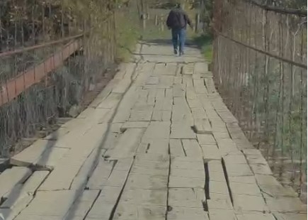 Nënkryetari i PD publikon videon, Çollaku: Veriu i harruar nga qeveria, banorët e Klosit rrezikojnë jetën në ura teli