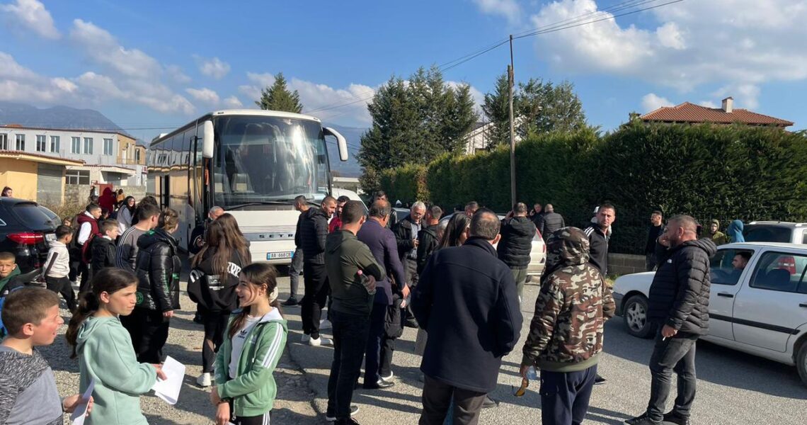 Shkolla prej dy vitesh e shembur, banorët e Niklës në protestë: Nëse nuk marrim zgjidhje do bllokojmë rrugët