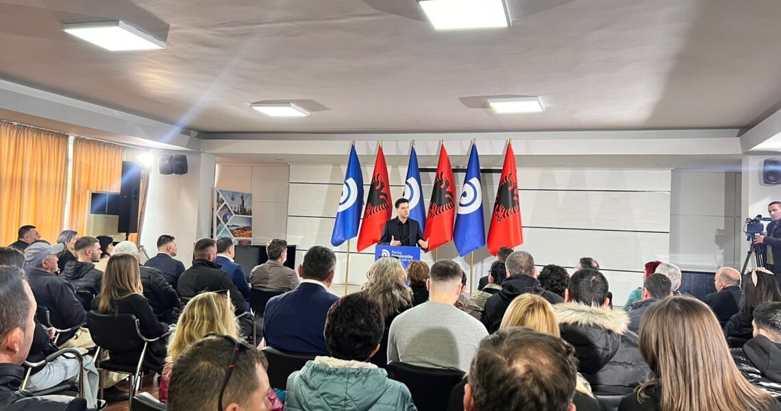 Kryedemokrati Basha poston fotot nga Kuvendi i Vlorës: Në errësirën që ka kapluar Shqipërinë, Partia Demokratike ngelet e vetmja shpresë drite