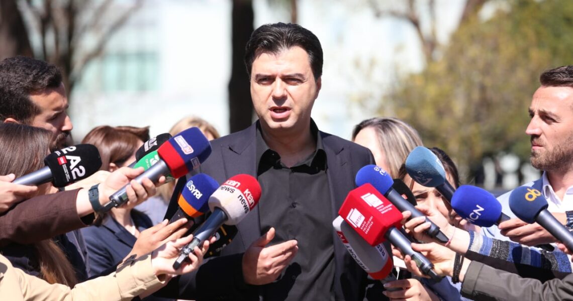 Prononcimi për mediat i kryetarit të Partisë Pemokratike të Shqipërisë, Lulzim Basha, në oborrin e Kuvendit