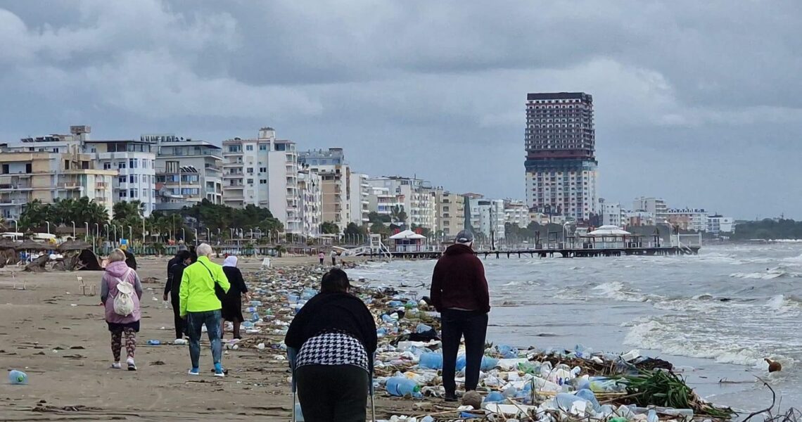 Mbeturinat mbulojnë plazhin/ Reagimi i kreut të PD dega Durrës, Joni Myshketa: I bëj thirrje bashkisë të marrë masa urgjente duke e zgjidhur problemin në themel