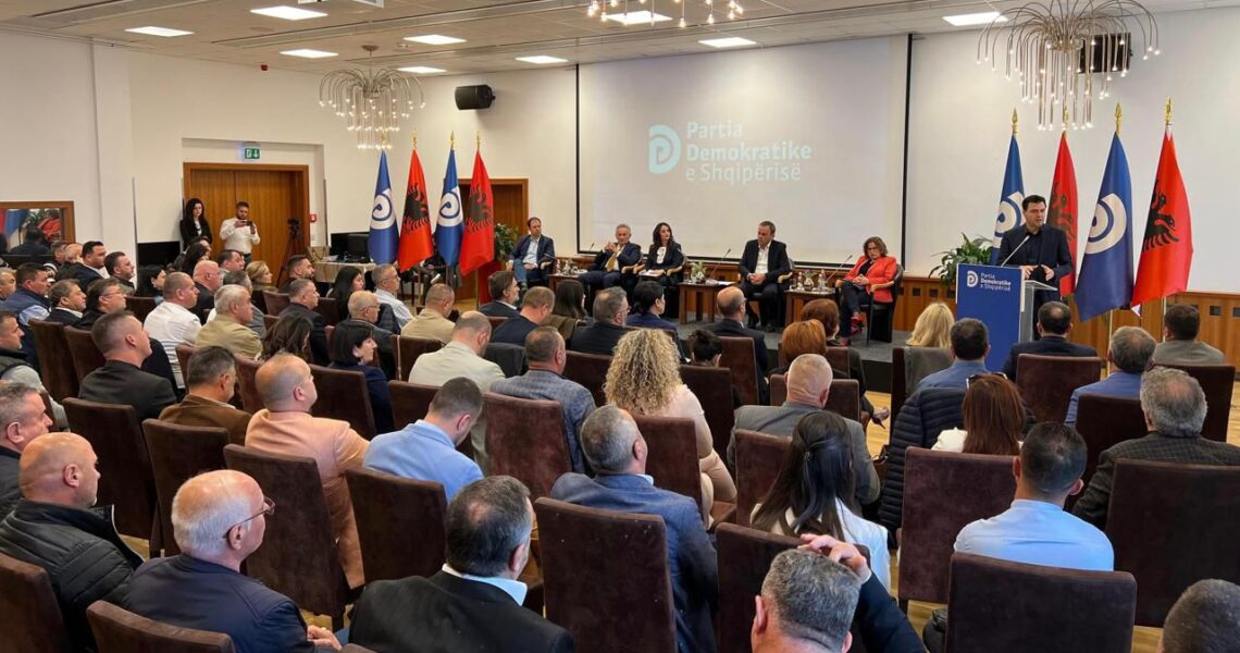 “Reforma territoriale ka dështuar”, Basha me këshilltarët bashkiak të PD: Bashkitë janë kthyer në grupe të strukturuara kriminale, rasti më i qartë është bashkia Tiranë