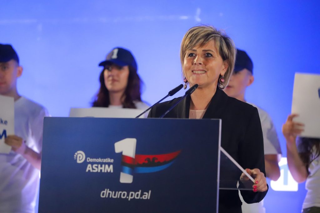 Erica Mazzeti: Shqiptarët në Itali të votojnë të gjithë për Sali Berishën, që të keni mundësinë për të krijuar ‘Shqipërinë Madhështore’