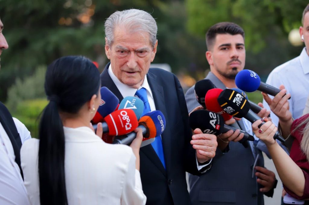 Berisha: Parlamenti është thjesht një institucion privat i Ramaduros dhe klaneve të drogës. Në drejtimin e tij u zgjodh një njeri me 5 dosje korrupsioni