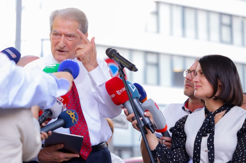 Berisha: Altin Dumani po shkulte leshrat sepse iu bënë pluhur përpjekjet antikushtetuese për të zgjatur mandatin. Kërkoi të përdhosë Kushtetutën për të zgjatur mandatin e tij të krimit, por do marrë përgjigjen e merituar ligjore