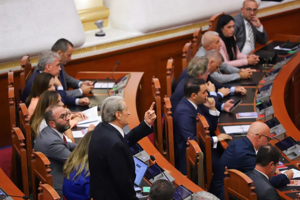 Berisha në parlament: Po shkelmoni Kushtetutën dhe vullnetin e shqiptarëve! Ky është provokacion i ulët