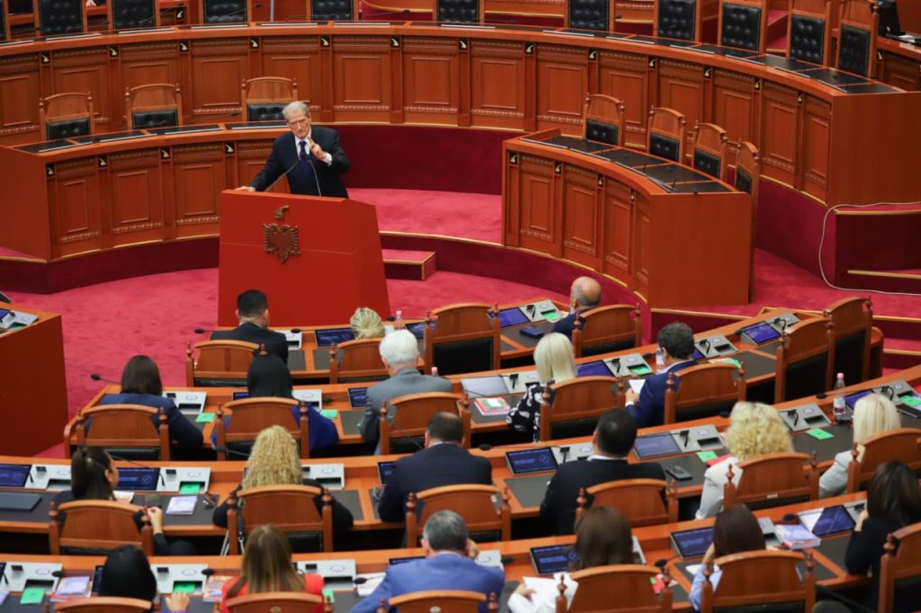 ‘Ju nuk keni, as ligj as moral’/ Berisha: Betohemi mbi Kushtetutë se do ua çjerrim maskën. Ju jeni rrezik për Europën dhe SHBA-të, se bashkëpunoni me organizata terroriste