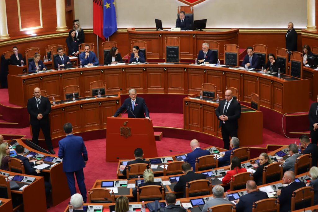 Berisha: Ministrja Koçiu bëri mashtrim publik! Urrejtja e shqiptarëve nuk është për individin, por për drejtësinë që krijuat ju falë reformës së Xhorxh Sorosit
