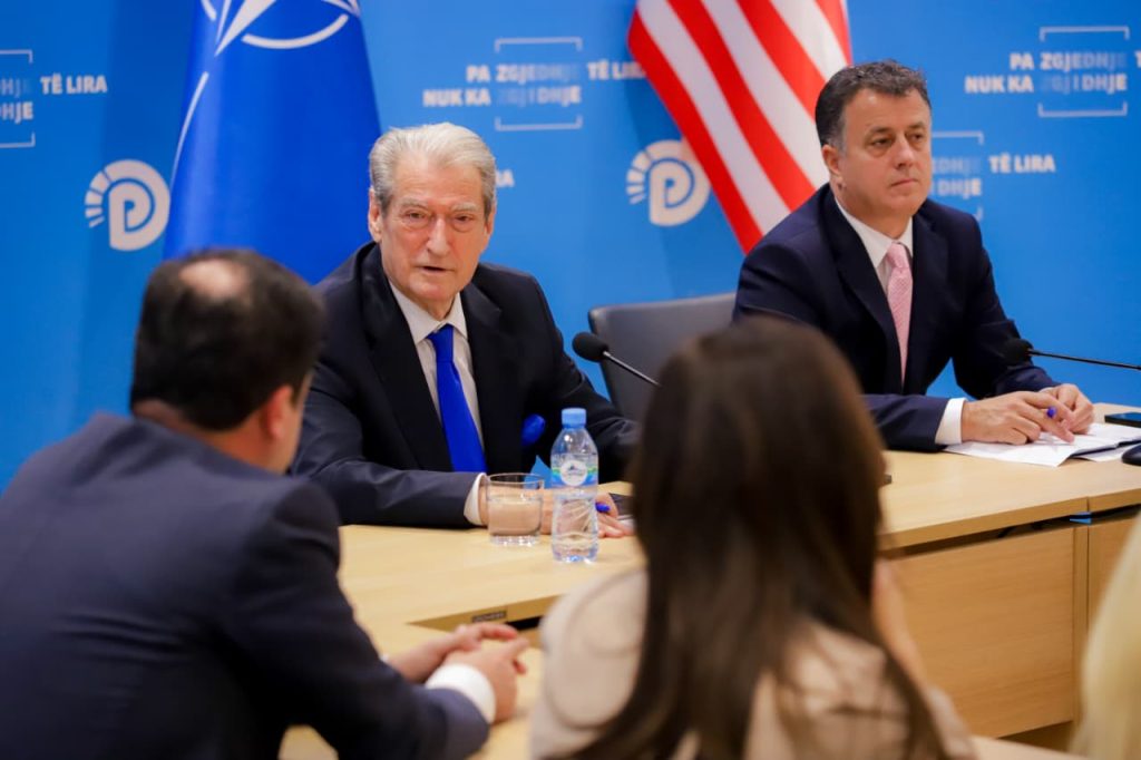 Berisha: Narkoshteti po shembet! Në të premten e zezë, Veliaj krahasoi partinë e tij me FARC-un e Kolumbisë. Rama bëri ekzekutimin digjital të Rahmetlie Ballukut