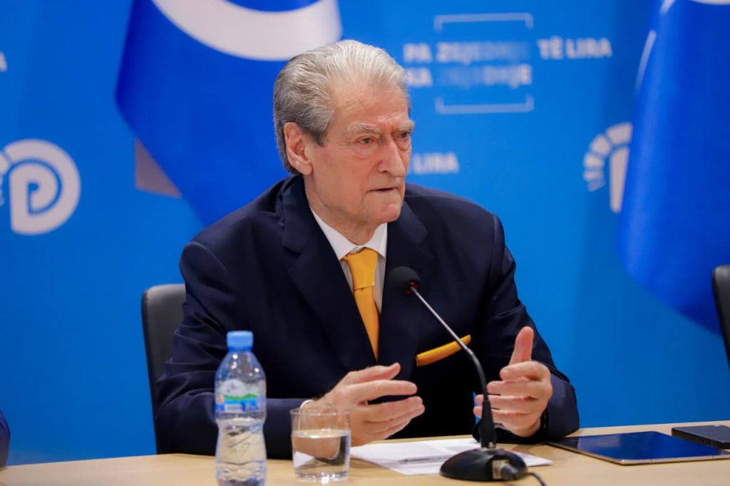 Berisha me kryetarët e degëve të PD-së: Zgjedhjet ishin një farsë, fusha e garës ishte krejt e pabarabartë. Jemi në luftë me një pushtues të egër të këtij vendi. Detyra jonë është të bëhemi më të fuqishëm