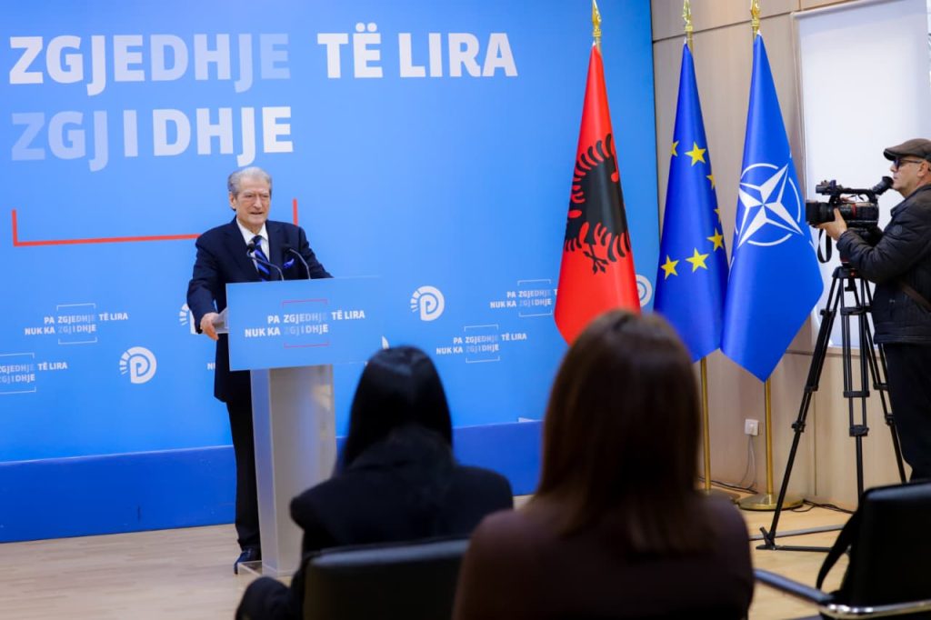 ‘Kthesa drejt fitores’/ Berisha fton qytetarët në protestë: Sot inaugurojmë fillimin e betejës për përmbysjen përfundimtare të Edi Ramës