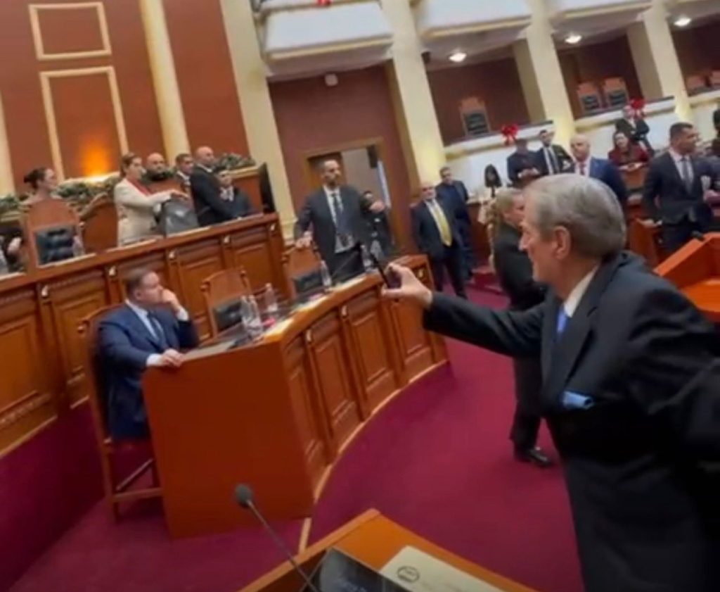 Berisha: Nuk ka parlament pa dorëzuar kriminelët. Silleni Palloshin këtu!