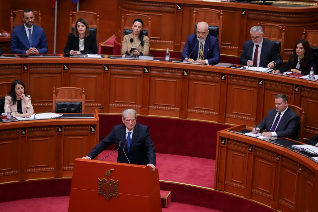 Berisha: Ta votojmë marrëveshjen pa emrin që nxin! Trump nuk do që t’ia dëgjojë emrin Ramaduros