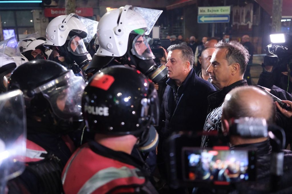 Noka-policisë: Po funksiononi si bandë, keni goditur direkt në sy liderin e opozitës me urdhër