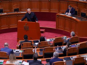 Berisha: Për të mbrojtur veten dhe Lubinë, Rama vrapoi drejt Vuçiçit, njeriut që dënoi vrasjen e mizorit Khamenei