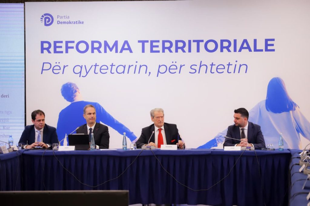 Berisha: Antireforma e Edi Ramës solli spastrimin e vendit! Decentralizimi dhe rajonizimi sipas modelit europian, zgjidhja për të rikthyer zhvillimin dhe shërbimet bazë në të gjithë territorin