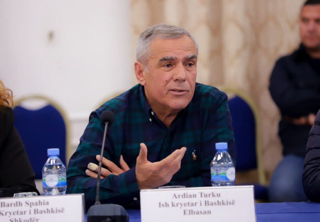 Ardian Turku: Reforma Territoriale shkatërroi efiçencën, autonominë vendore dhe shërbimet në Bashkinë e Elbasanit, mësime nga eksperimenti i 2015-ës