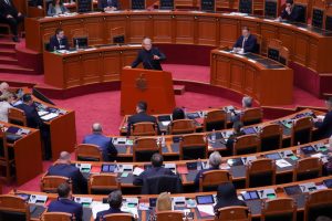 Berisha: Mos u bëni mercenarë të Lubisë! Sot duhej të votonit për të autorizuar arrestimin e saj