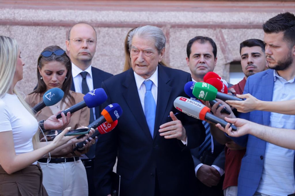 Berisha takim me Komisionin e Venecias: Diferenca mes PD-së dhe partisë që qeveris është mbi 2700 herë, veç me para buxheti. Olta Xhaçka një mëkatare e jashtëzakonshme, ajo përfaqëson një lubi në vetvete