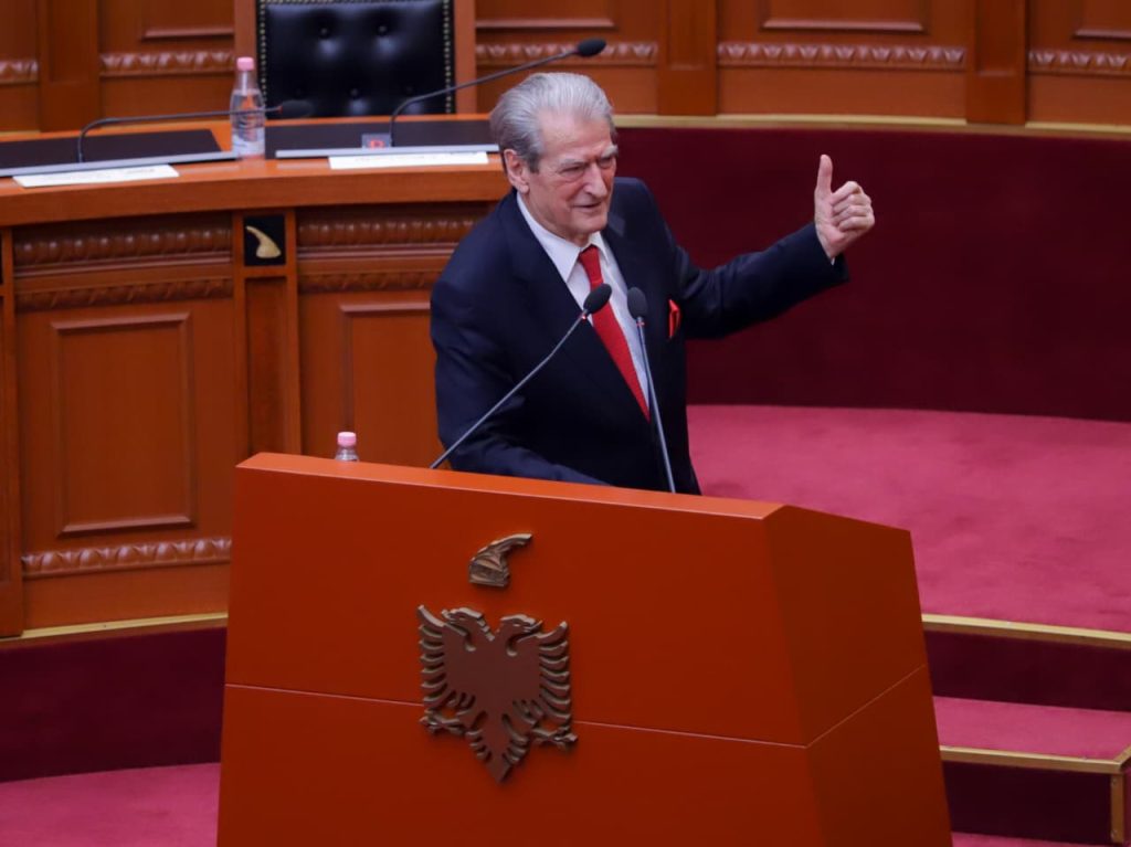 Berisha ironizon Braçen në Kuvend: Kush është i rrjedhur nuk mban mend, flet me letra! Nuk ka vend në botë që paguan taksë nafte sa shqiptarët