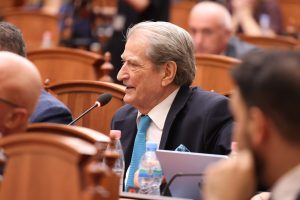 Berisha: Balla është përfaqësuesi më i shëmtuar i karteleve! Protestuesit kërkojnë me të drejtë fundin e Kuvendit sepse ju përfaqësoni bandat dhe krimin