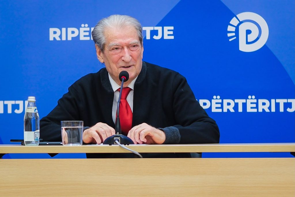 Revolta rinore/ Berisha: Pedagogët e dëshmuan veten sot intelektualë të vërtetë, i dhanë përgjigjen e merituar bastardit të xhelatëve të diktaturës. Paralajmëroj çdo patronazhist që po vishet si polic për 2500 euro se do të regjistroheni dhe do ndëshkoheni rëndë