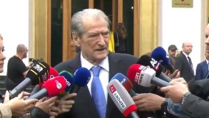 Berisha: Rama është çmendur, po i kap me libër shtëpie deputetët se mos nuk i votojnë reformën. Protesta është e qytetarëve